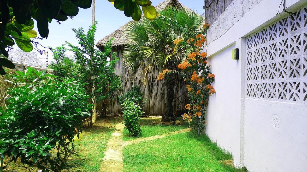 Diani Hostel Diani Beach Extérieur photo